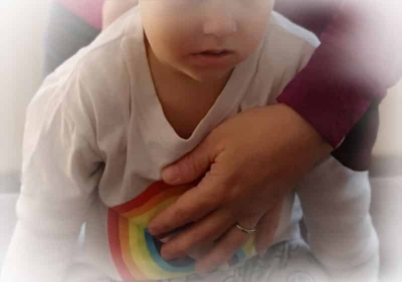 Frau Dorn behandelt ein Kind in der Osteopathie Praxis Köln