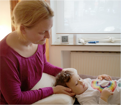 Petra Dorn bei der Osteopathie Behandlung eines kleinen Jungen